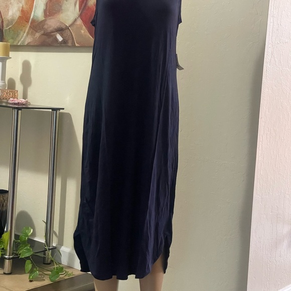 Elegant Black Sleeveless Dress - Picture 2 of 6